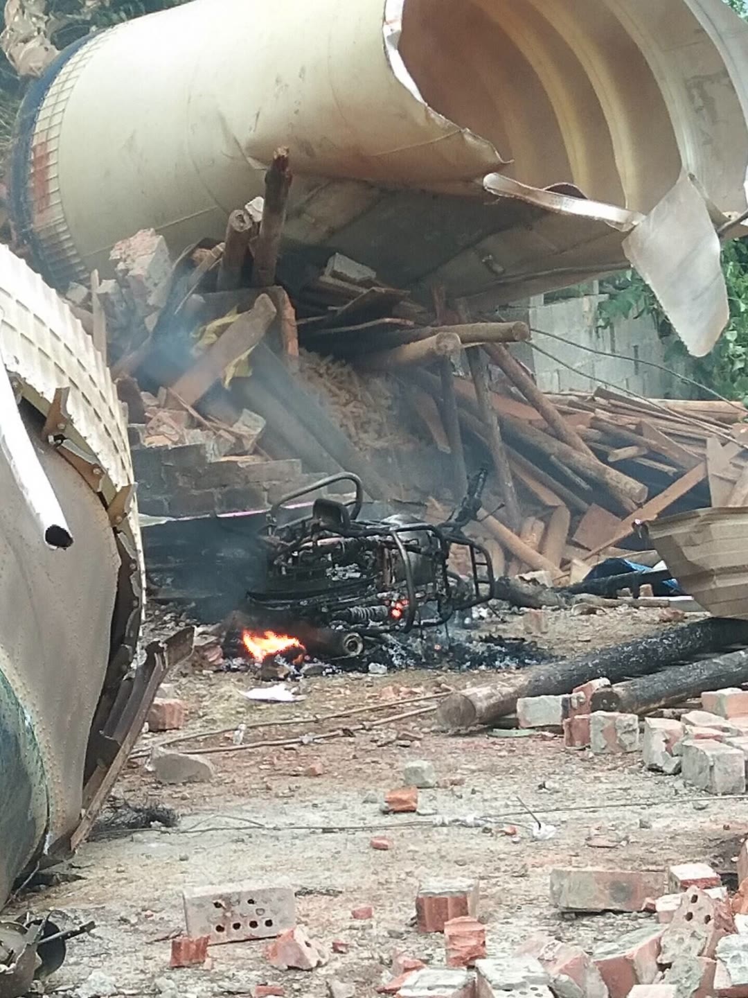 Video “mưa” mảnh vỡ tên lửa Trung Quốc rơi nát nhà dân