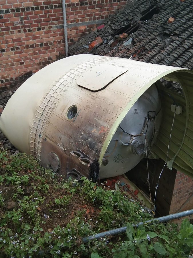 Video “mưa” mảnh vỡ tên lửa Trung Quốc rơi nát nhà dân