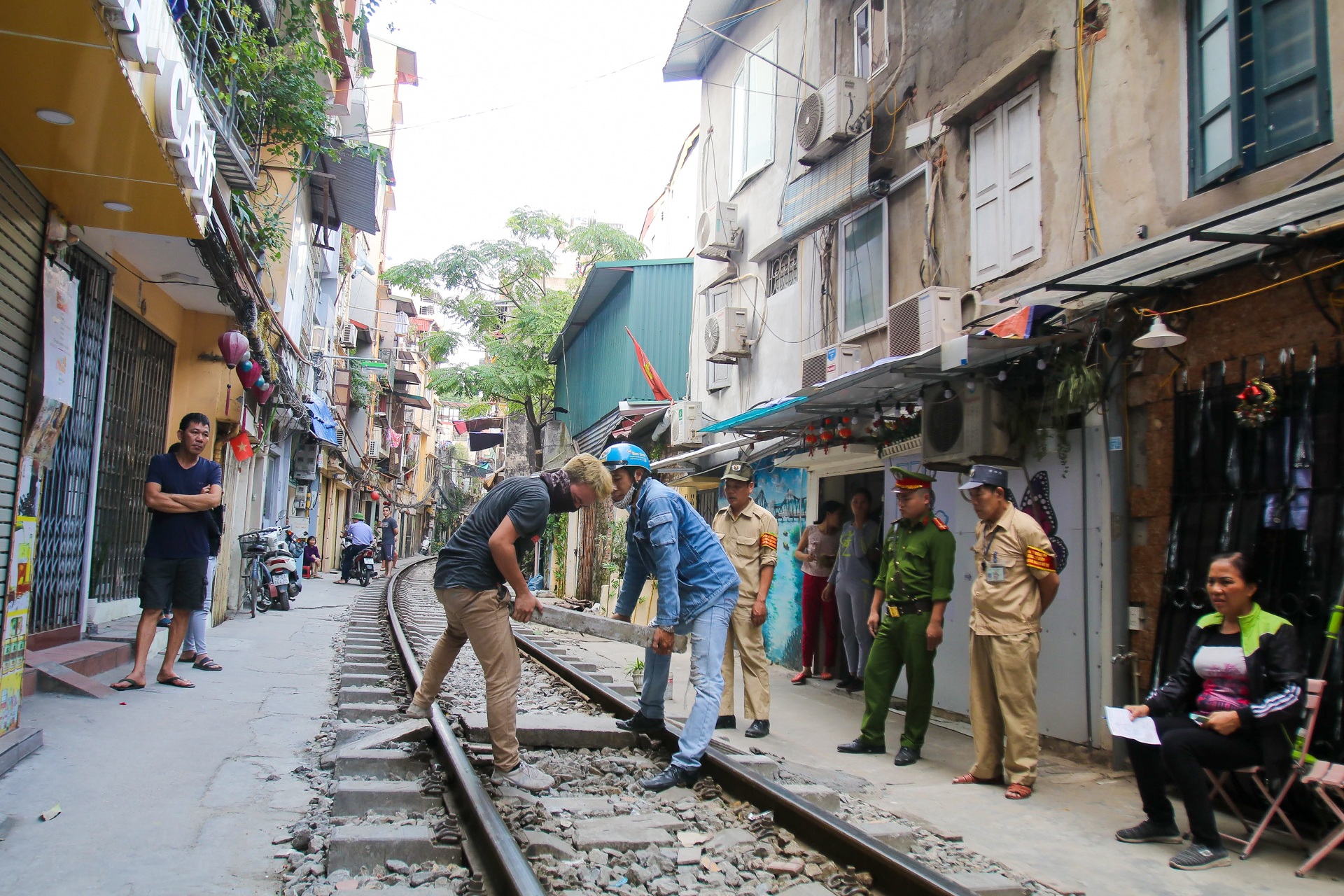 X&oacute;m c&agrave; ph&ecirc; đường t&agrave;u mới vừa mở cửa đ&atilde; bị khai tử - 7