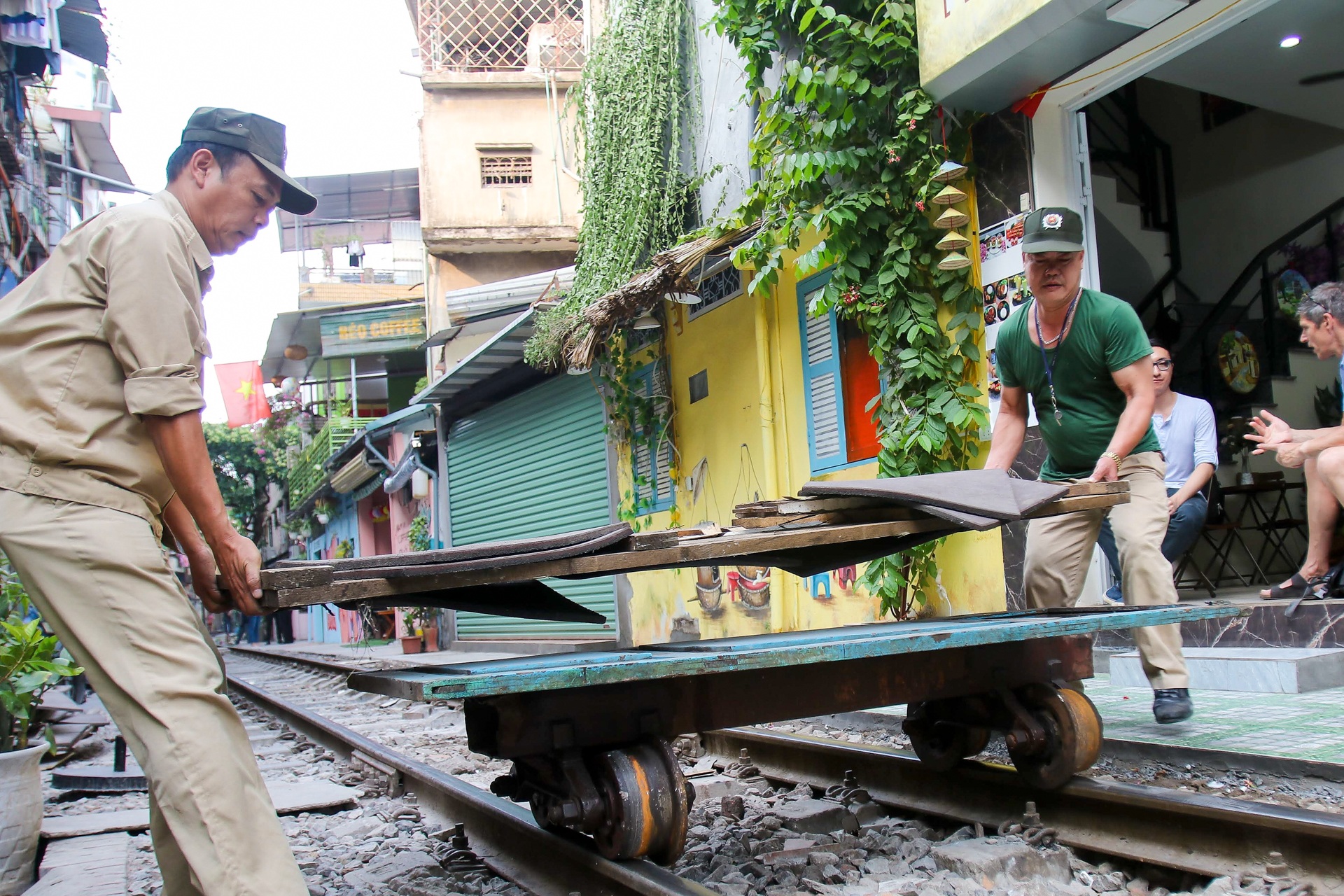 X&oacute;m c&agrave; ph&ecirc; đường t&agrave;u mới vừa mở cửa đ&atilde; bị khai tử - 9