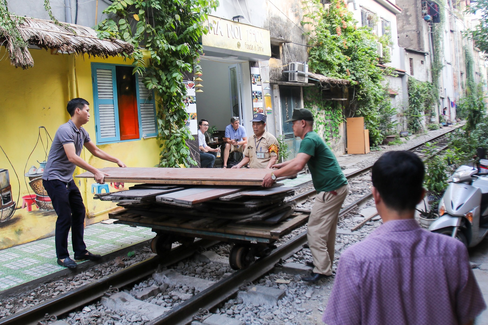 X&oacute;m c&agrave; ph&ecirc; đường t&agrave;u mới vừa mở cửa đ&atilde; bị khai tử - 10