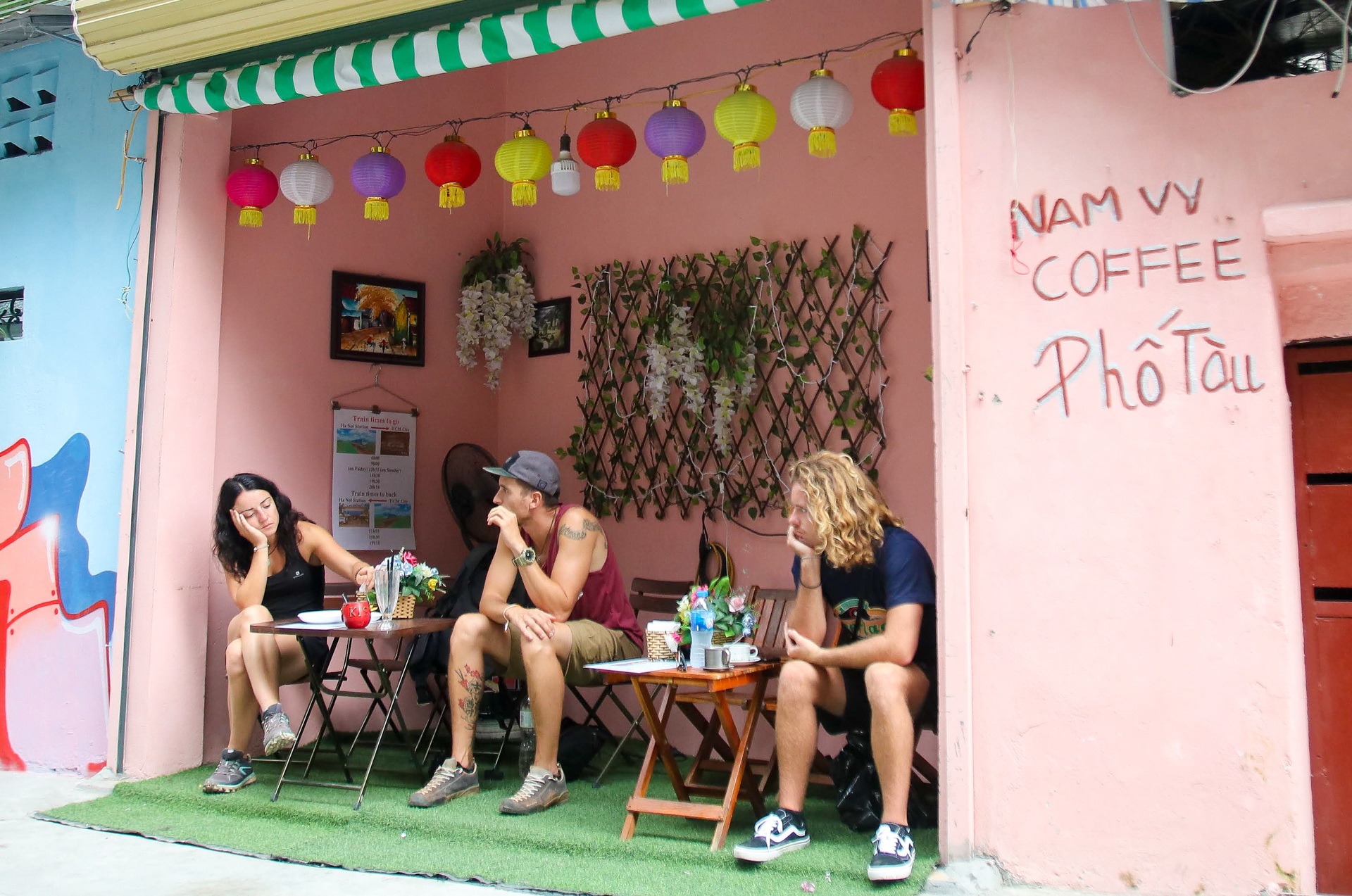 X&oacute;m c&agrave; ph&ecirc; đường t&agrave;u mới vừa mở cửa đ&atilde; bị khai tử - 2