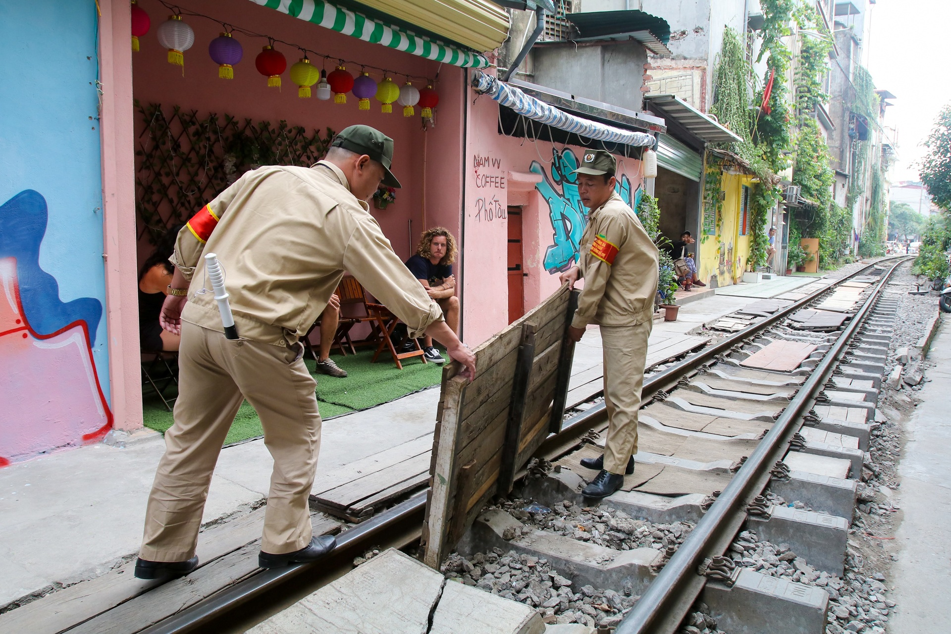 X&oacute;m c&agrave; ph&ecirc; đường t&agrave;u mới vừa mở cửa đ&atilde; bị khai tử - 8