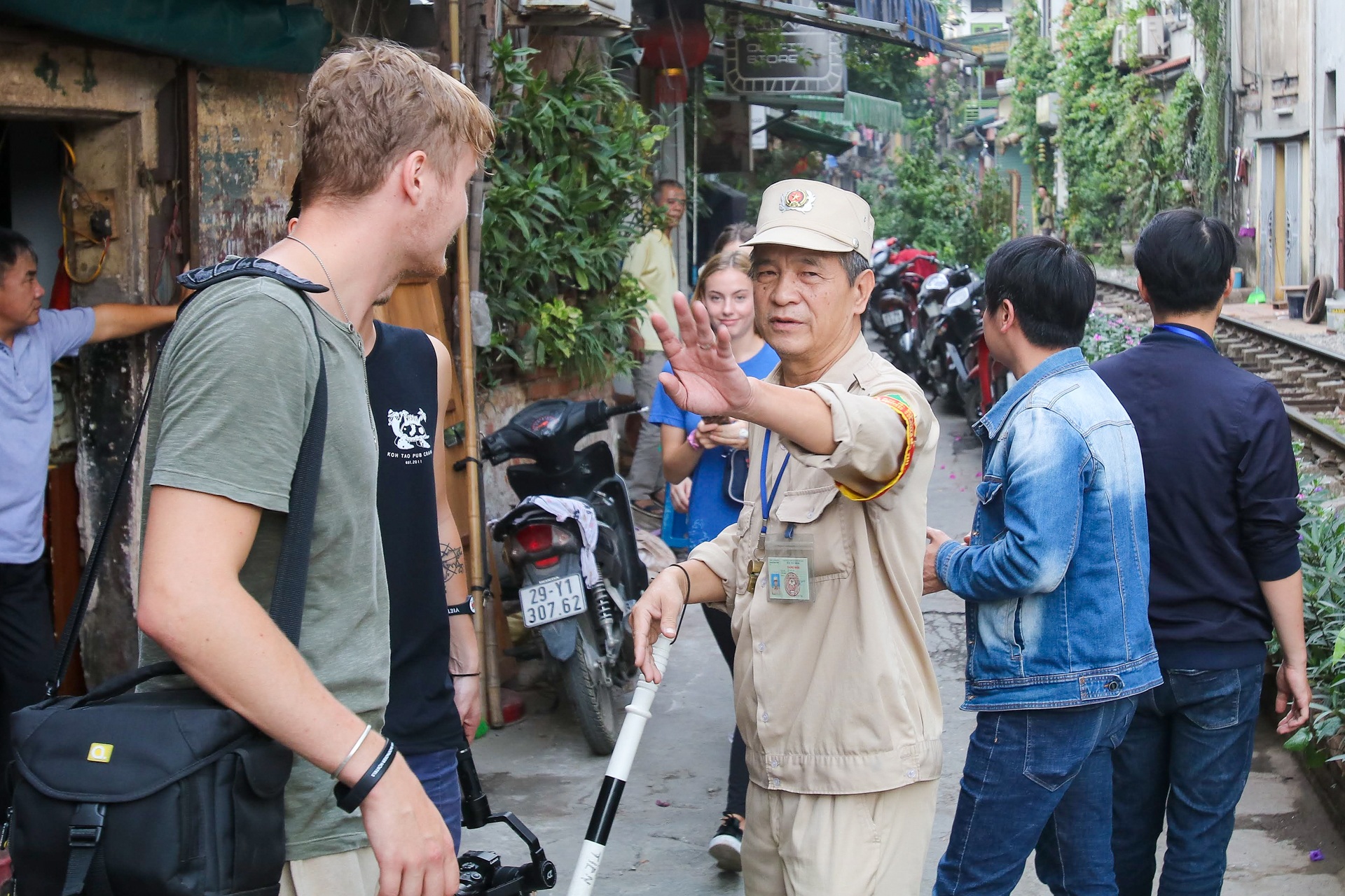 X&oacute;m c&agrave; ph&ecirc; đường t&agrave;u mới vừa mở cửa đ&atilde; bị khai tử - 5