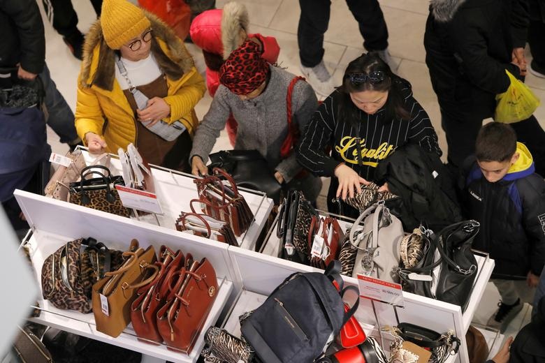 "Thượng đế" đổ xô săn hàng giảm giá ngày "Thứ Sáu Đen"