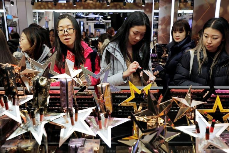 "Thượng đế" đổ xô săn hàng giảm giá ngày "Thứ Sáu Đen"