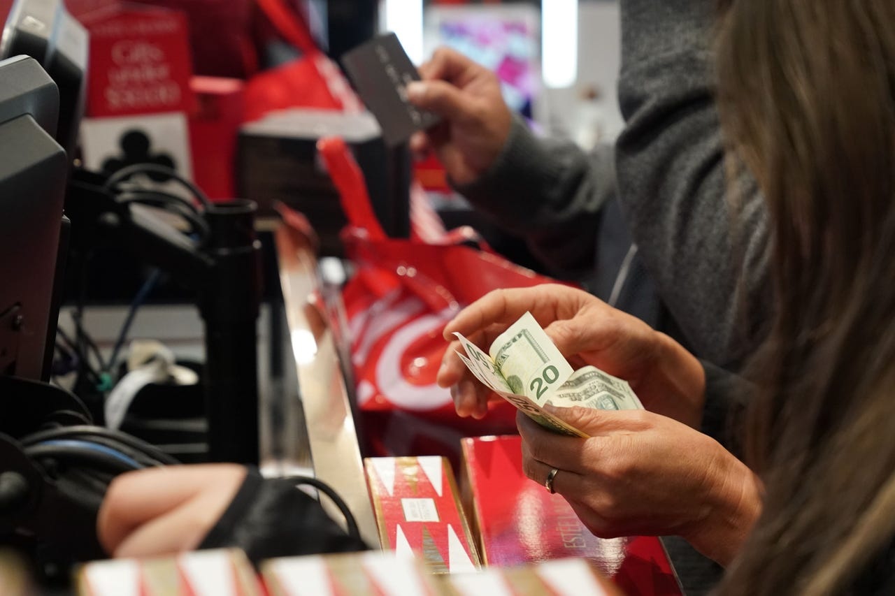 "Thượng đế" đổ xô săn hàng giảm giá ngày "Thứ Sáu Đen"