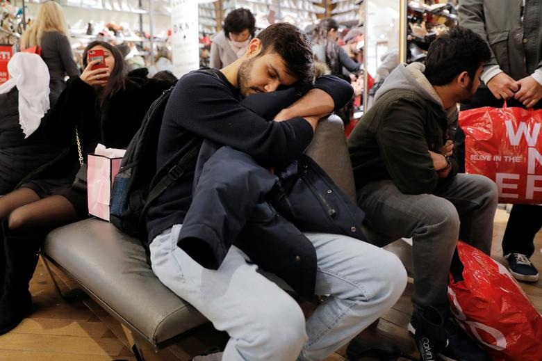 "Thượng đế" đổ xô săn hàng giảm giá ngày "Thứ Sáu Đen"