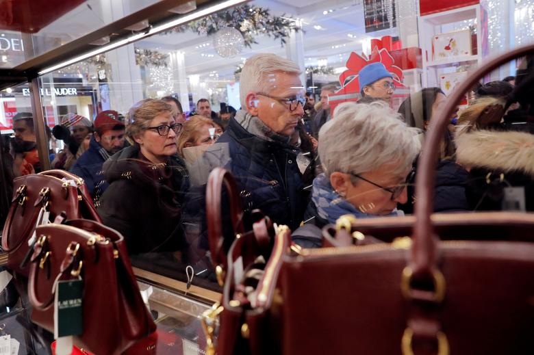 "Thượng đế" đổ xô săn hàng giảm giá ngày "Thứ Sáu Đen"