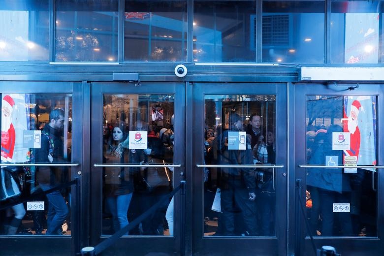 "Thượng đế" đổ xô săn hàng giảm giá ngày "Thứ Sáu Đen"