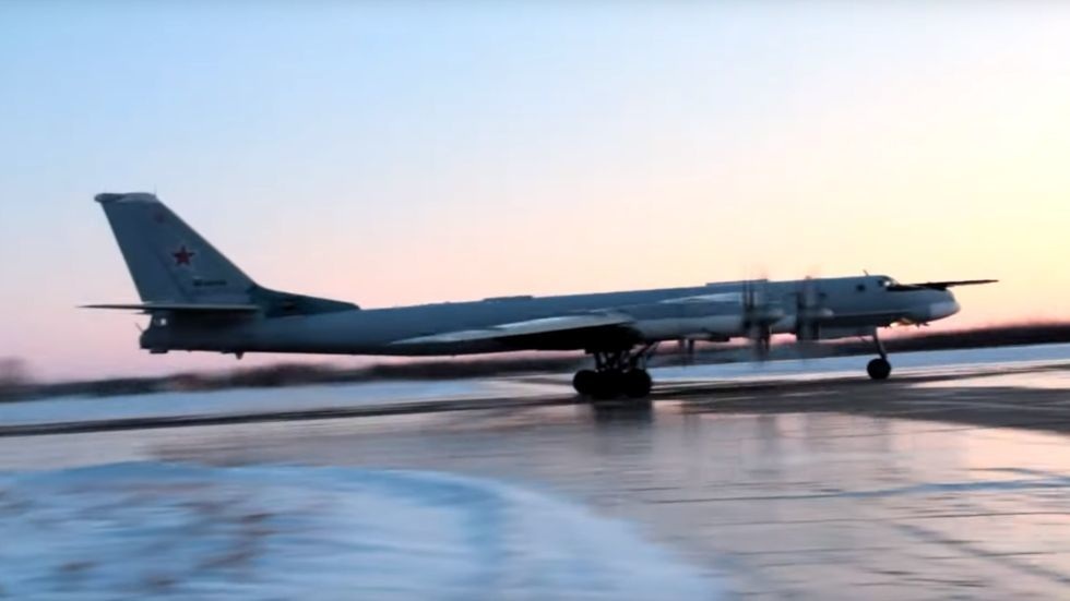 Nga tung video máy bay ném bom bị kèm sát khi tuần tra