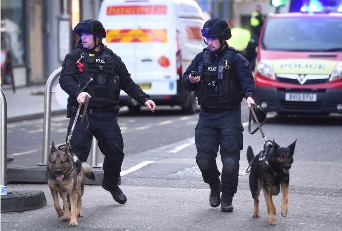 Tấn công khủng bố kinh hoàng ở trung tâm London, 3 người chết