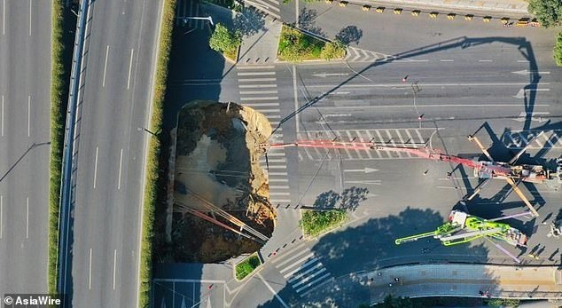 Hố tử thần khổng lồ “nuốt chửng” xe tải ở Trung Quốc