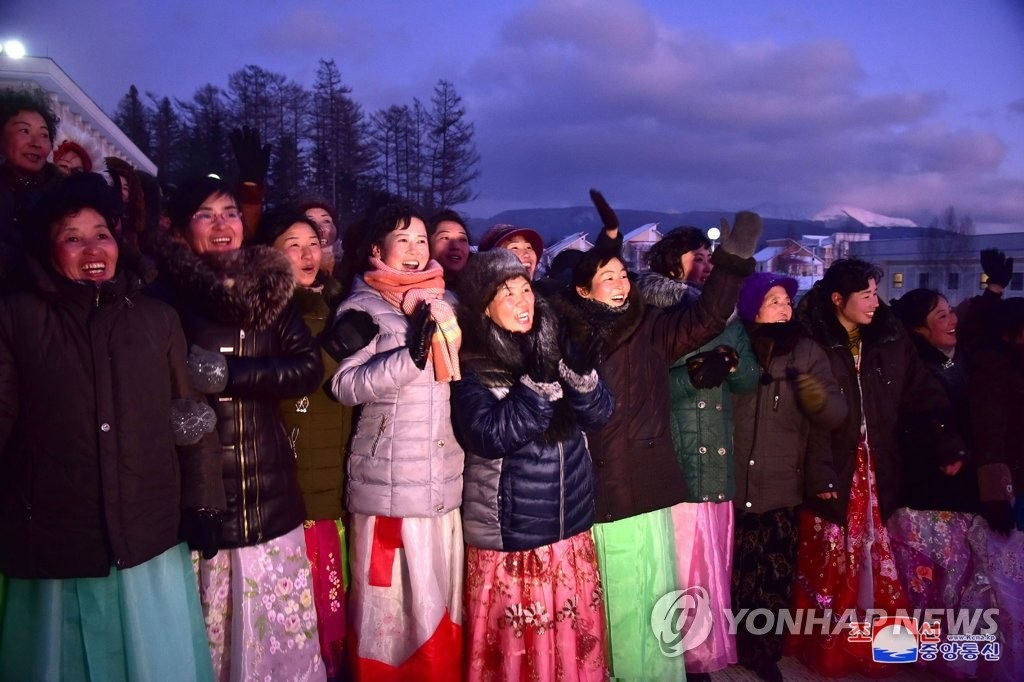 Ông Kim Jong-un và phu nhân cưỡi bạch mã thăm núi thiêng