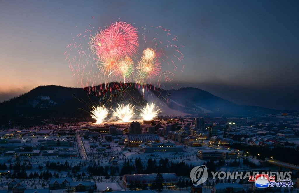 Ông Kim Jong-un và phu nhân cưỡi bạch mã thăm núi thiêng