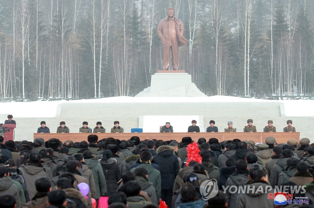 Ông Kim Jong-un và phu nhân cưỡi bạch mã thăm núi thiêng