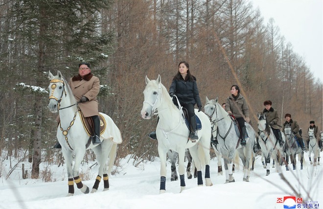 Ông Kim Jong-un và phu nhân cưỡi bạch mã thăm núi thiêng