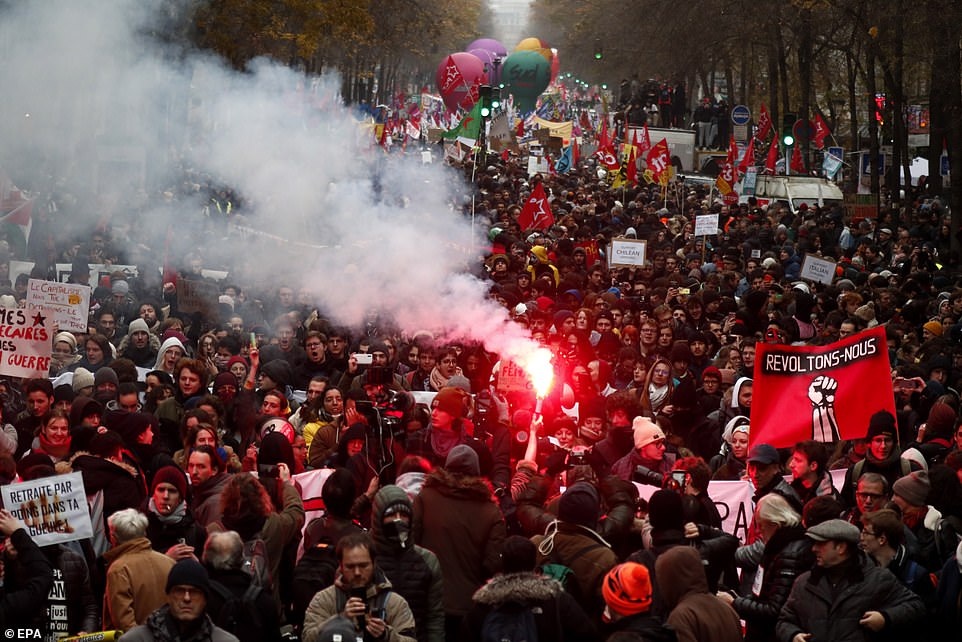 Pháp tê liệt vì cuộc đình công quy mô lớn nhất trong 24 năm