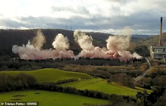 Khoảnh khắc 4 tòa tháp Anh bị đánh sập đồng loạt trong nháy mắt