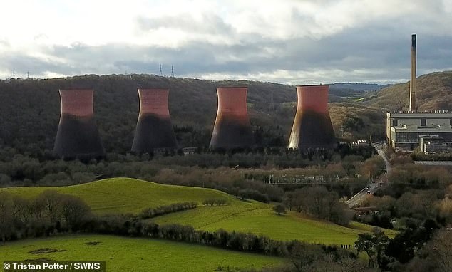 Khoảnh khắc 4 tòa tháp Anh bị đánh sập đồng loạt trong nháy mắt