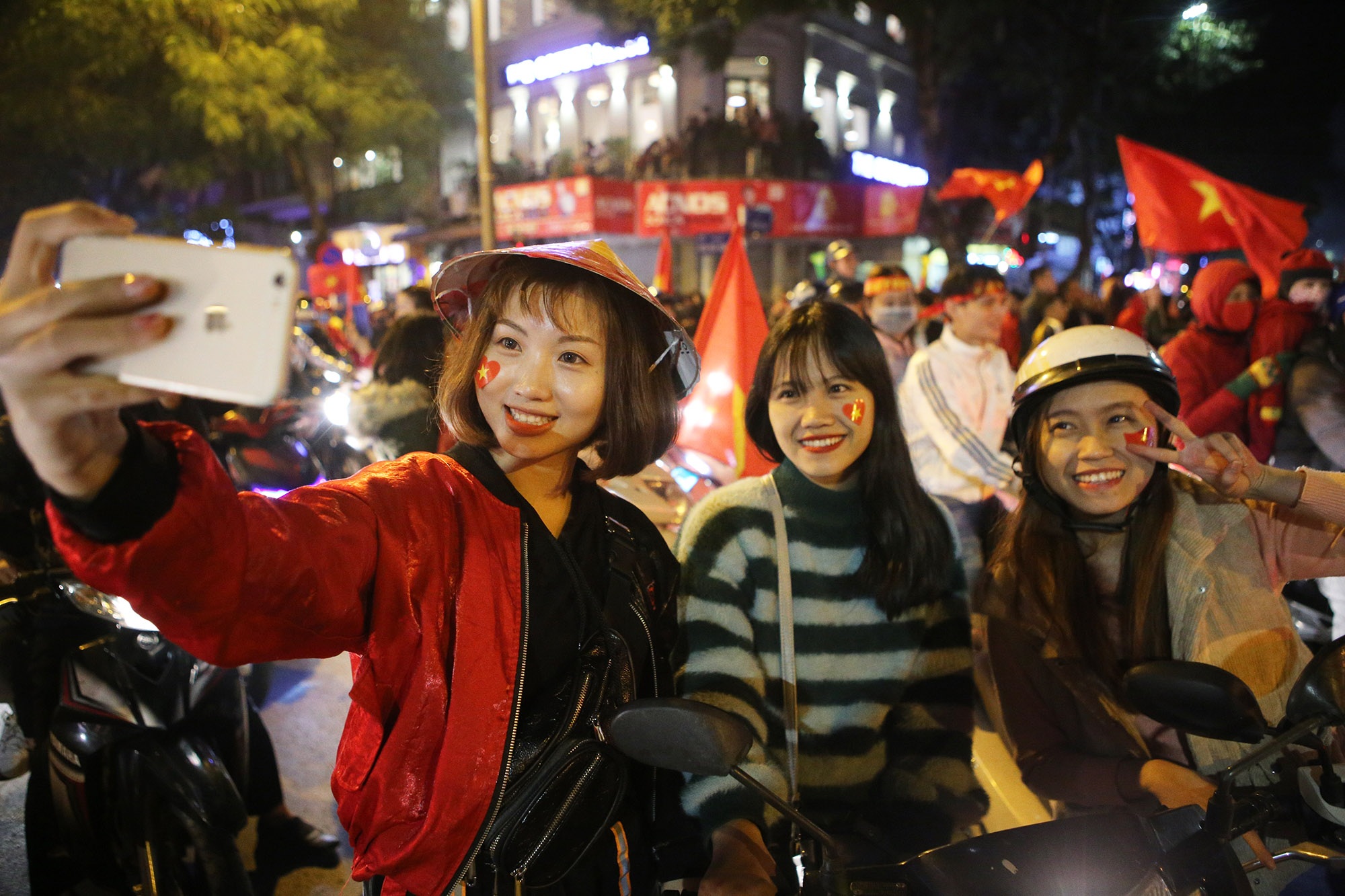 Hình ảnh ấn tượng biển người mừng chiến thắng giữa đêm khuya tại Hà Nội - 12 Hình ảnh ấn tượng biển người mừng chiến thắng giữa đêm khuya tại Hà Nội - 12