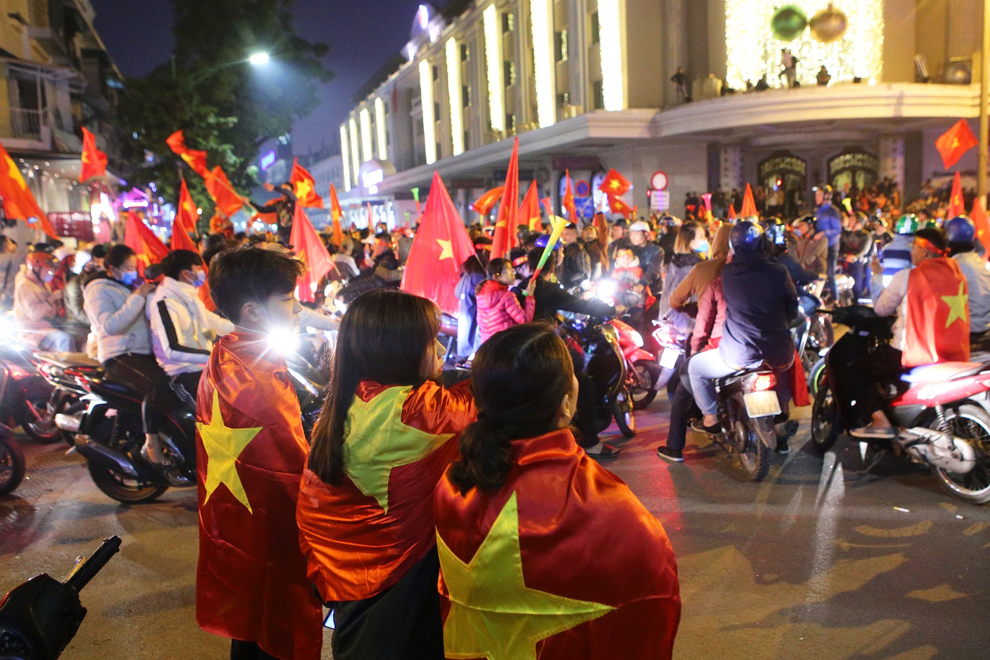 Hình ảnh ấn tượng biển người mừng chiến thắng giữa đêm khuya tại Hà Nội - 7 Hình ảnh ấn tượng biển người mừng chiến thắng giữa đêm khuya tại Hà Nội - 7
