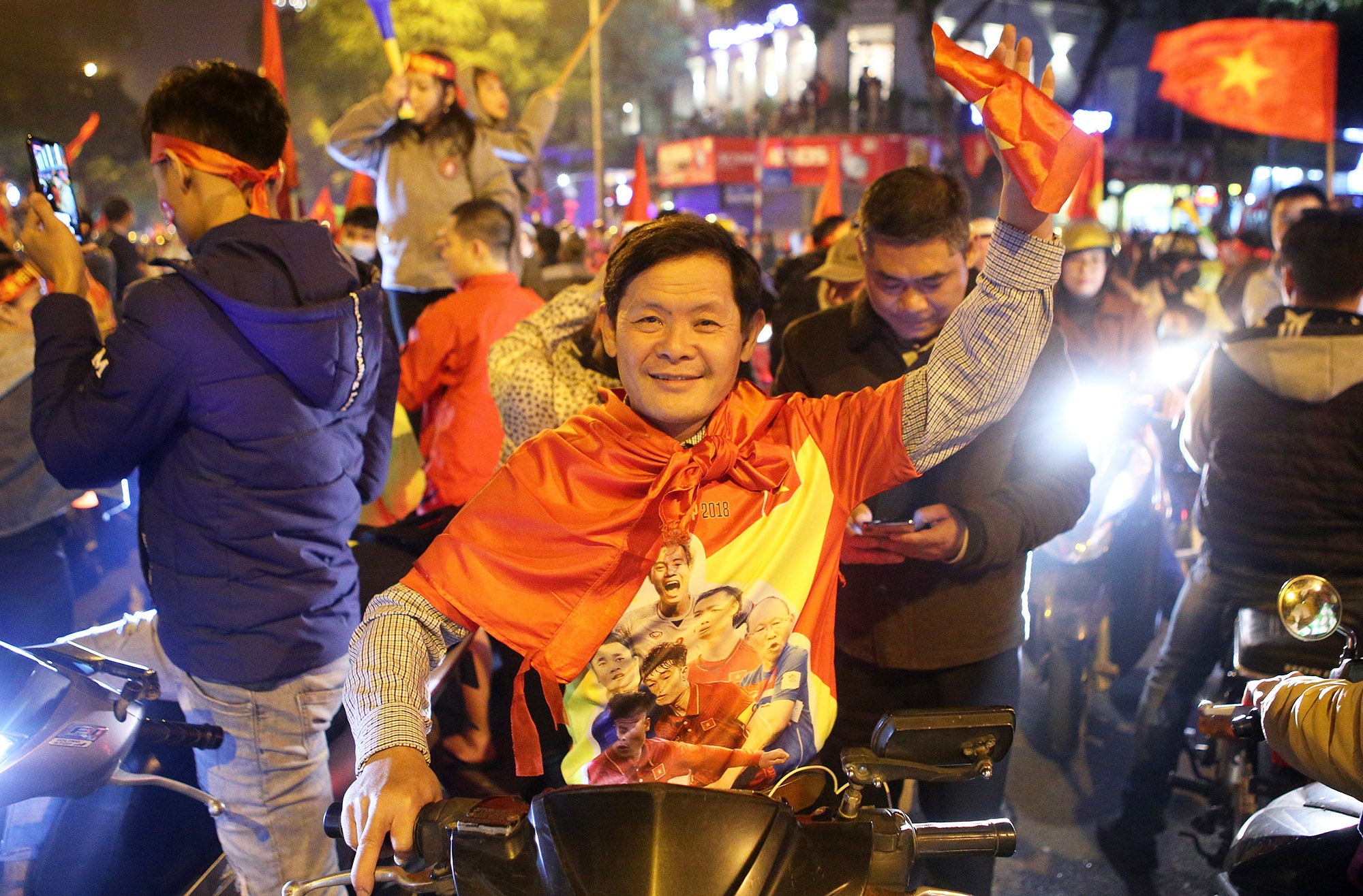 Hình ảnh ấn tượng biển người mừng chiến thắng giữa đêm khuya tại Hà Nội - 10 Hình ảnh ấn tượng biển người mừng chiến thắng giữa đêm khuya tại Hà Nội - 10