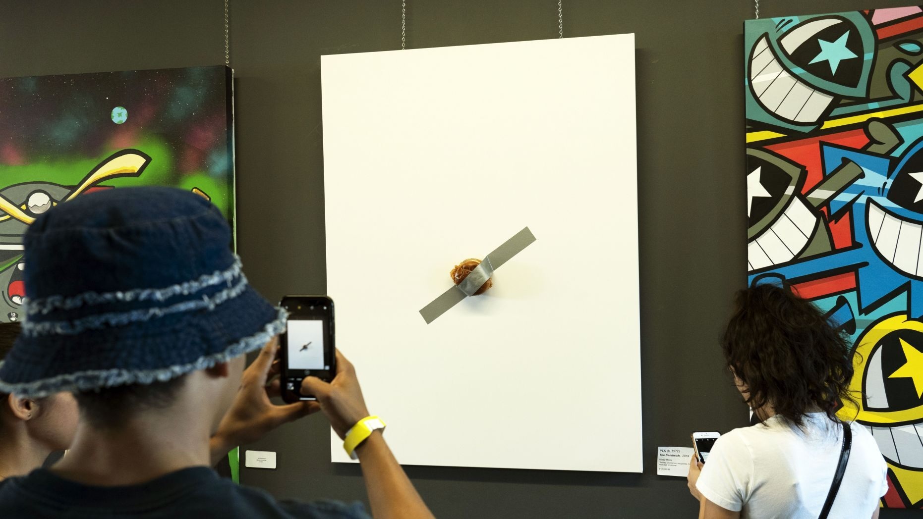 Xuất hiện bánh kẹp dán tường giá hơn 120.000 USD sau chuối băng dính