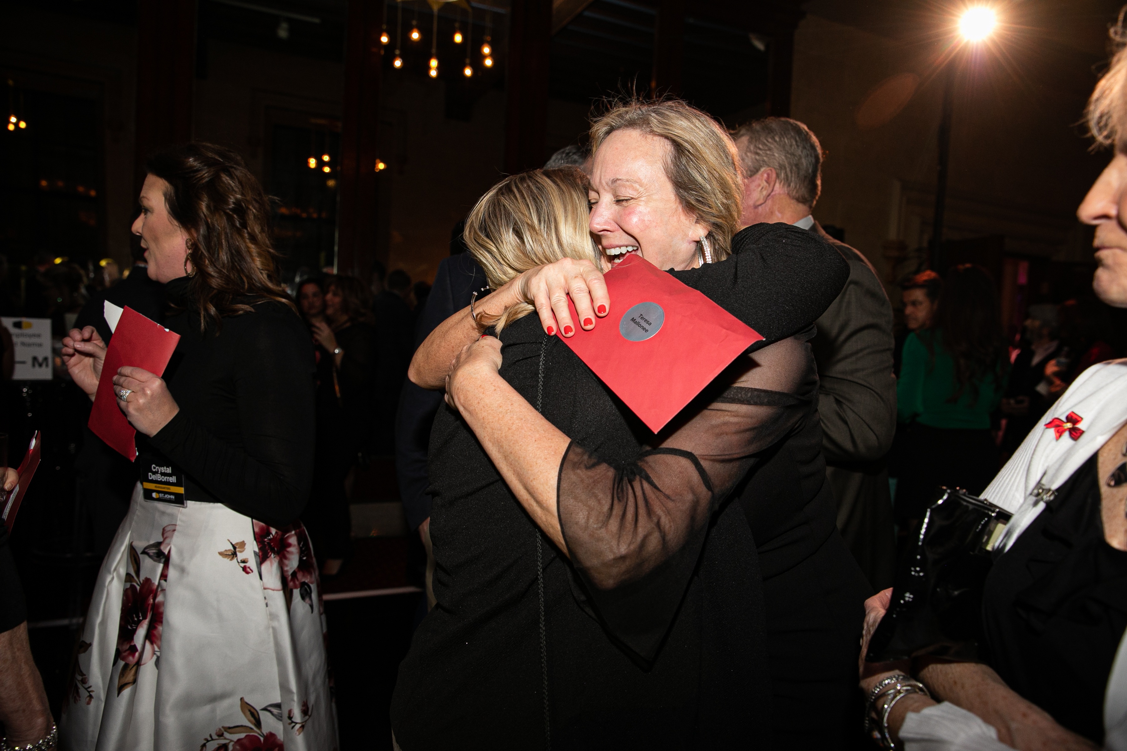 Nhân viên "sốc" khi nhận thưởng cuối năm 10 triệu USD