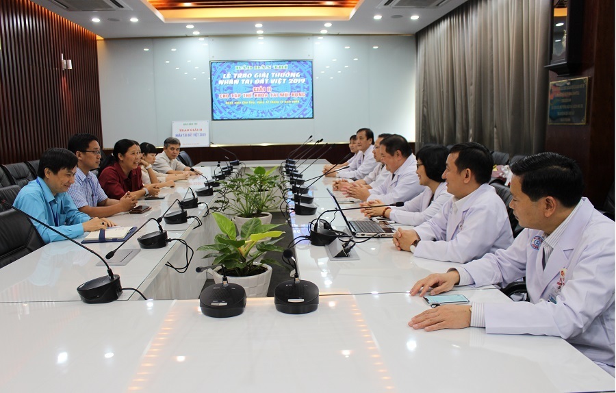 Bệnh viện Chợ Rẫy tặng toàn bộ phần thưởng Nhân tài Đất Việt cho người nghèo - Đài Phát thanh và ...