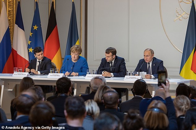 6 vệ sĩ tháp tùng ông Putin đi vào nhà vệ sinh tại Pháp