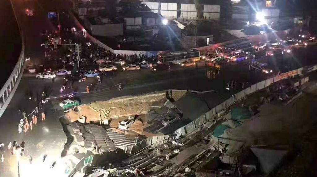 Khoảnh khắc hố tử thần “nuốt trọn” hàng loạt ô tô