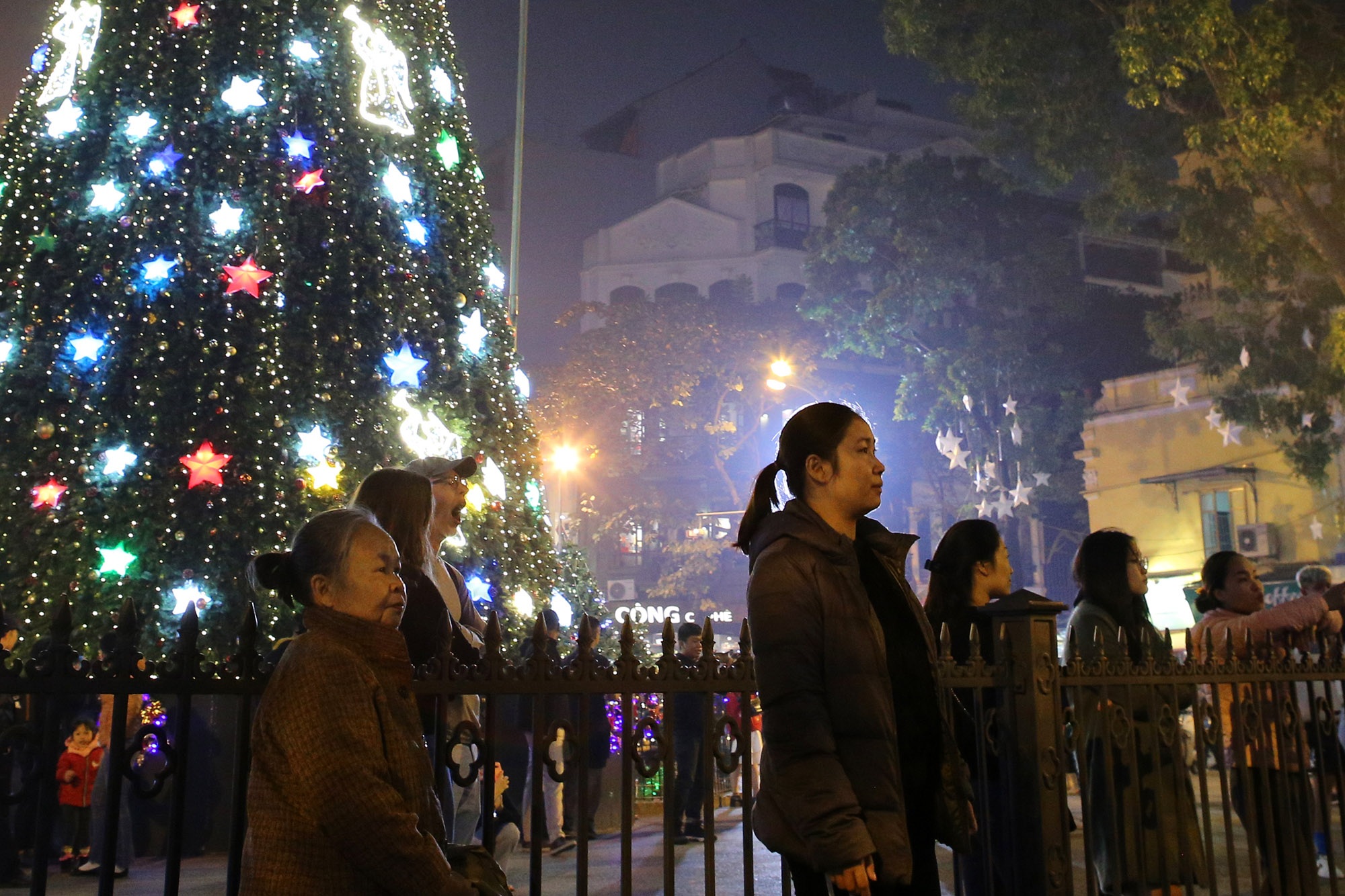 Các nhà thờ tại Hà Nội tỏa sáng lung linh chờ đón Noel 2019 - 10
