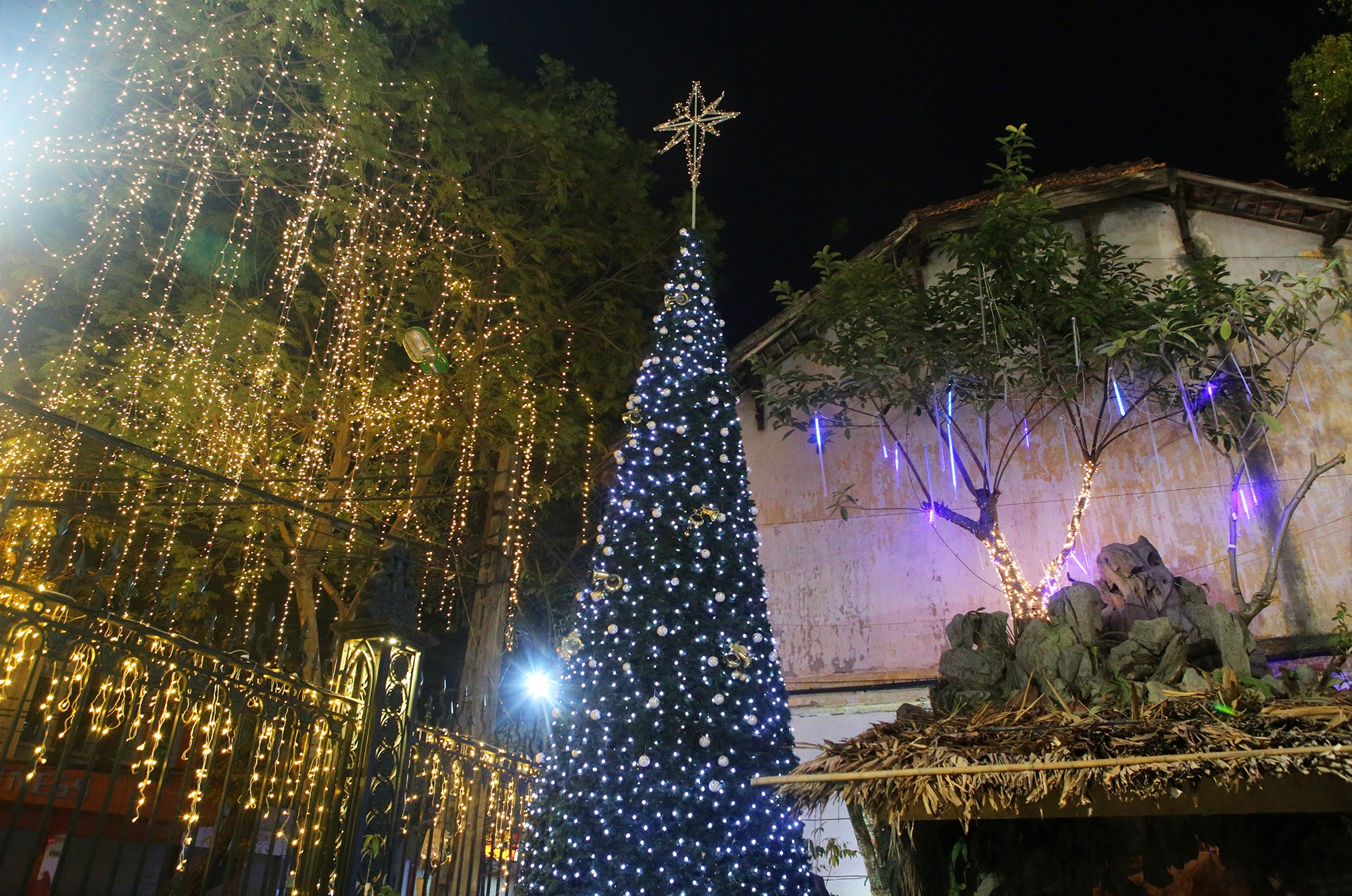 Các nhà thờ tại Hà Nội tỏa sáng lung linh chờ đón Noel 2019 - 7