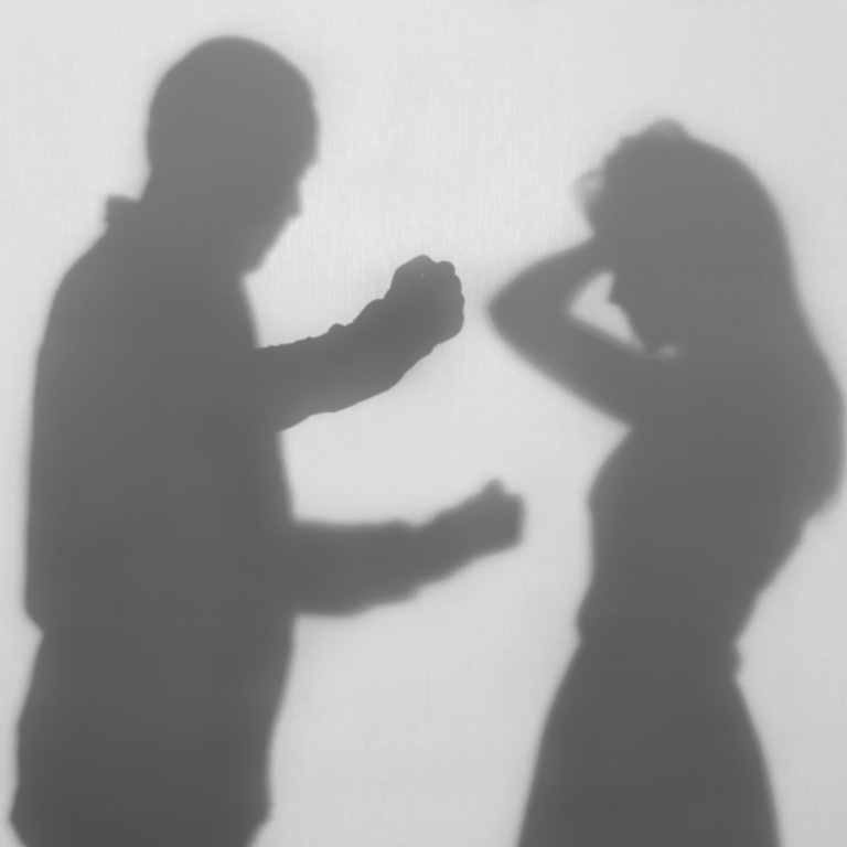 Chồng Singapore định đẩy người vợ Việt từ tầng 9 vì mâu thuẫn tiền bạc