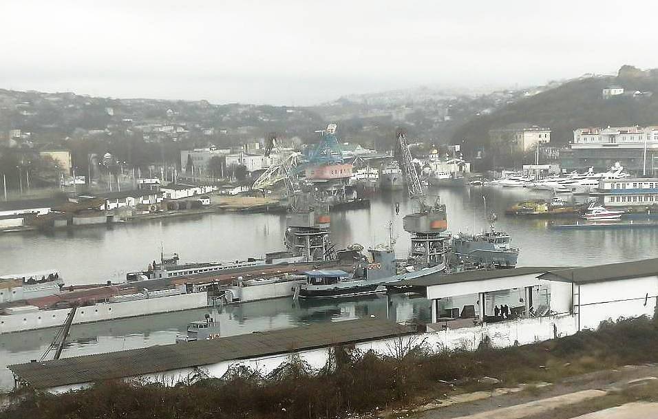 Tàu ngầm Nga chìm cùng ụ nổi