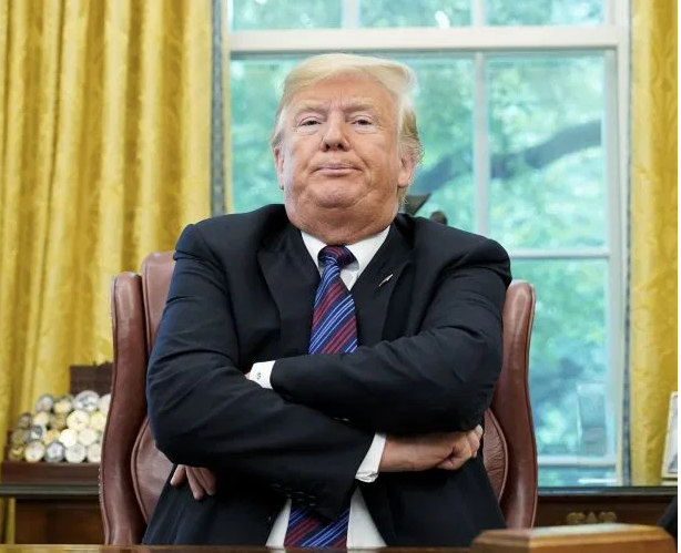 Cháu gái ông Trump ngồi vào ghế tổng thống