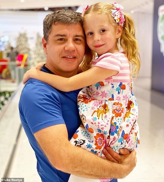 Bé gái Nga 5 tuổi kiếm 18 triệu USD/năm nhờ làm video “vlog”