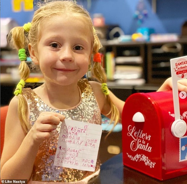 Bé gái Nga 5 tuổi kiếm 18 triệu USD/năm nhờ làm video “vlog”