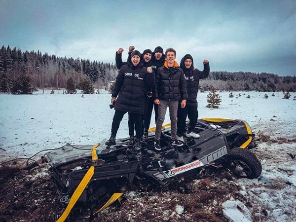 "Dân chơi" Nga thuê trực thăng thả rơi xe sang Mercedes từ độ cao 300m