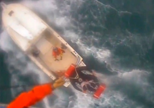 Khoảnh khắc trực thăng tuần duyên Mỹ cứu người bị cá mập cắn trên biển