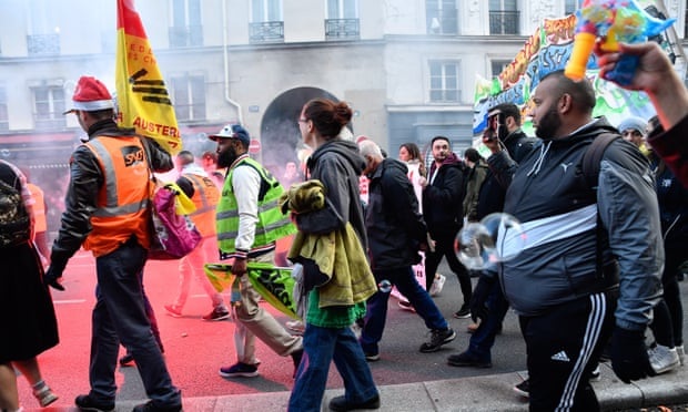 Xoa dịu "bão" biểu tình, Tổng thống Pháp tuyên bố không nhận lương hưu