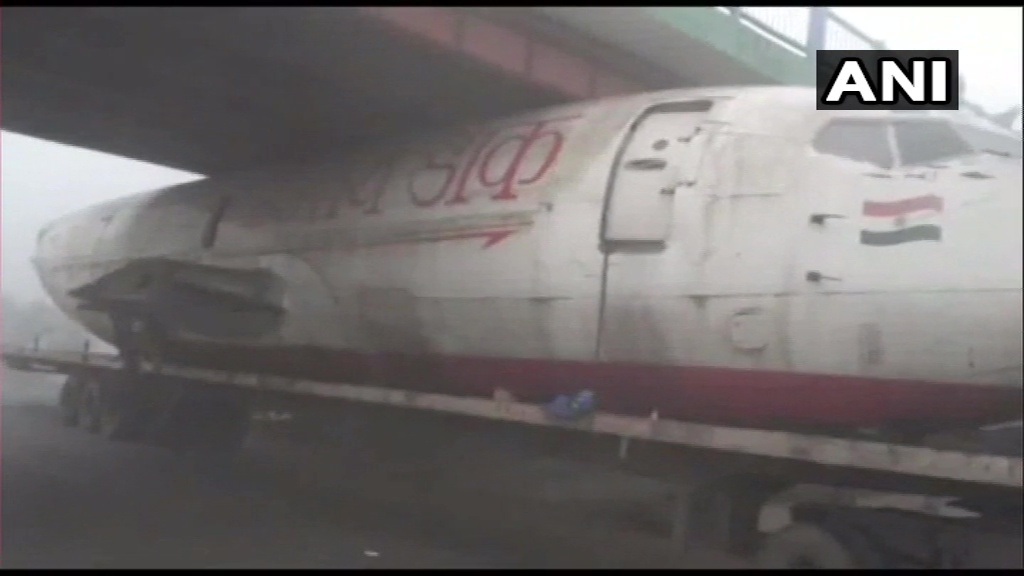 Máy bay Ấn Độ kẹt cứng dưới gầm cầu vượt