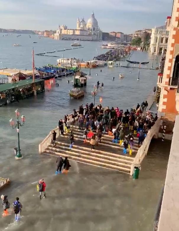 Venice “thất thủ” dịp Giáng sinh vì ngập nặng