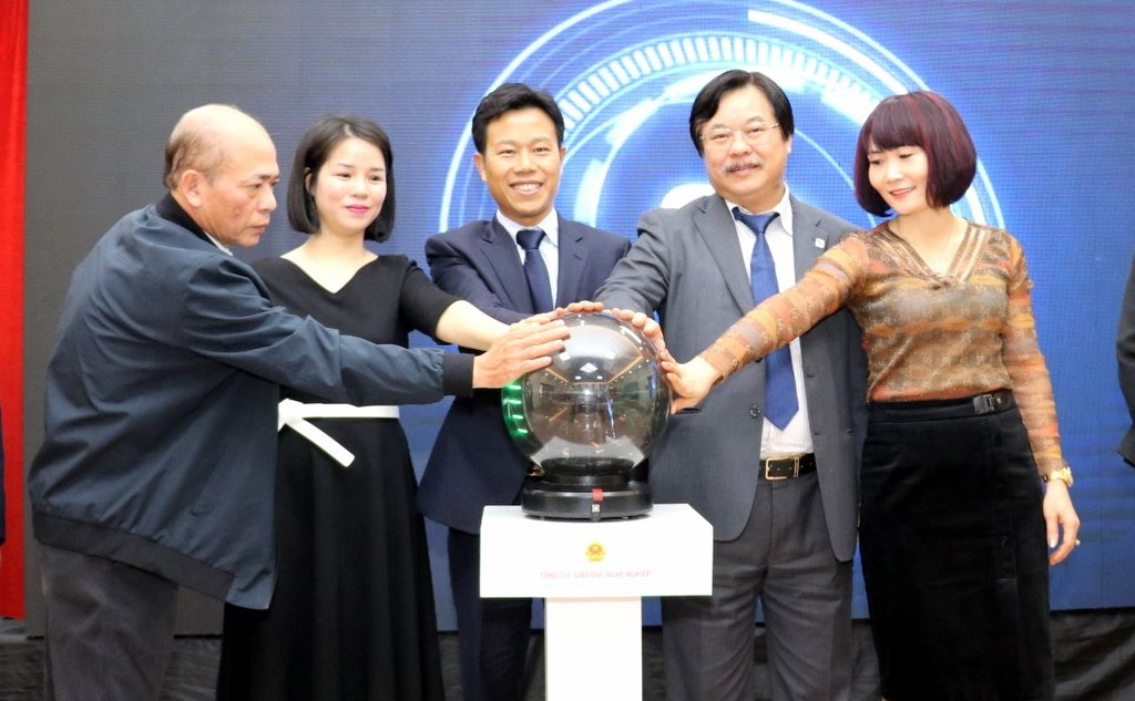 Thứ trưởng Lê Quân: “Không có chỗ cho bằng giả khi minh bạch thông tin bằng cấp” - 2 Thứ trưởng Lê Quân: “Không có chỗ cho bằng giả khi minh bạch thông tin bằng cấp” - 2