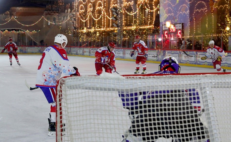 Tổng thống Putin “cháy" hết mình trên sân khúc côn cầu