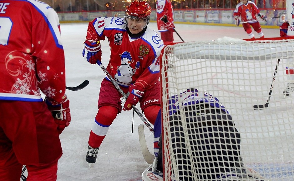 Tổng thống Putin “cháy" hết mình trên sân khúc côn cầu