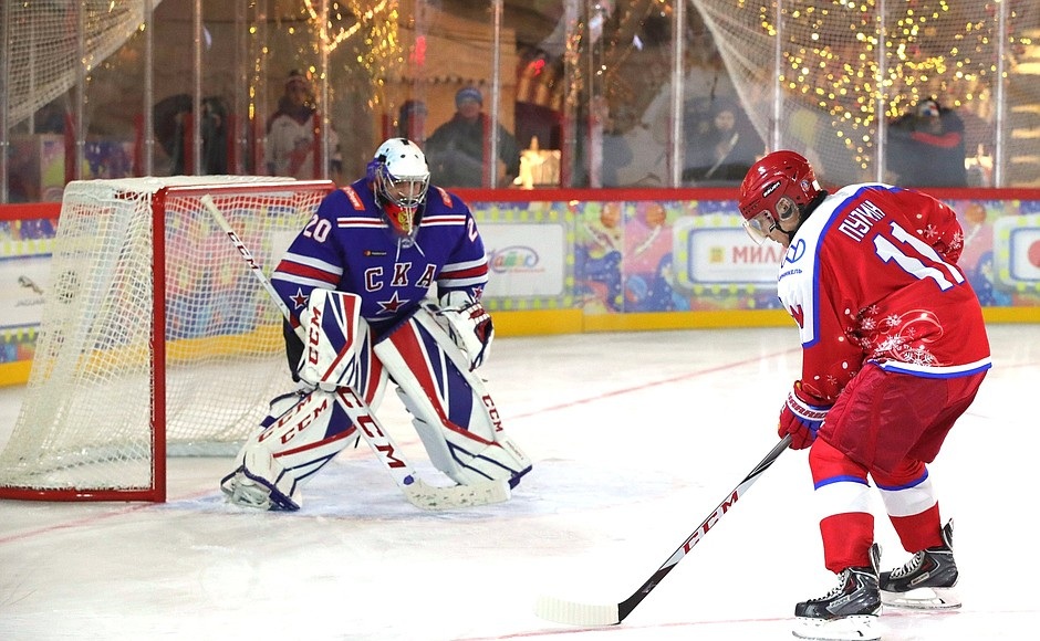 Tổng thống Putin “cháy" hết mình trên sân khúc côn cầu