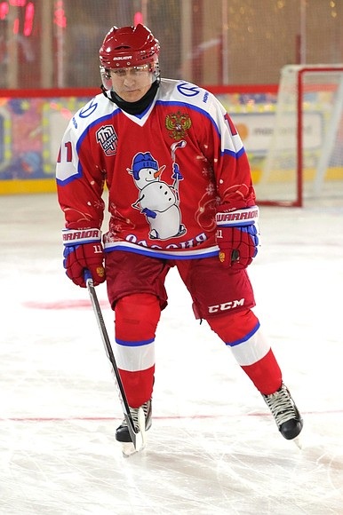 Tổng thống Putin “cháy" hết mình trên sân khúc côn cầu