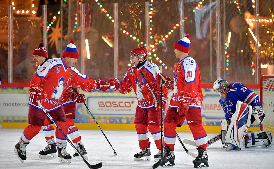 Tổng thống Putin “cháy" hết mình trên sân khúc côn cầu